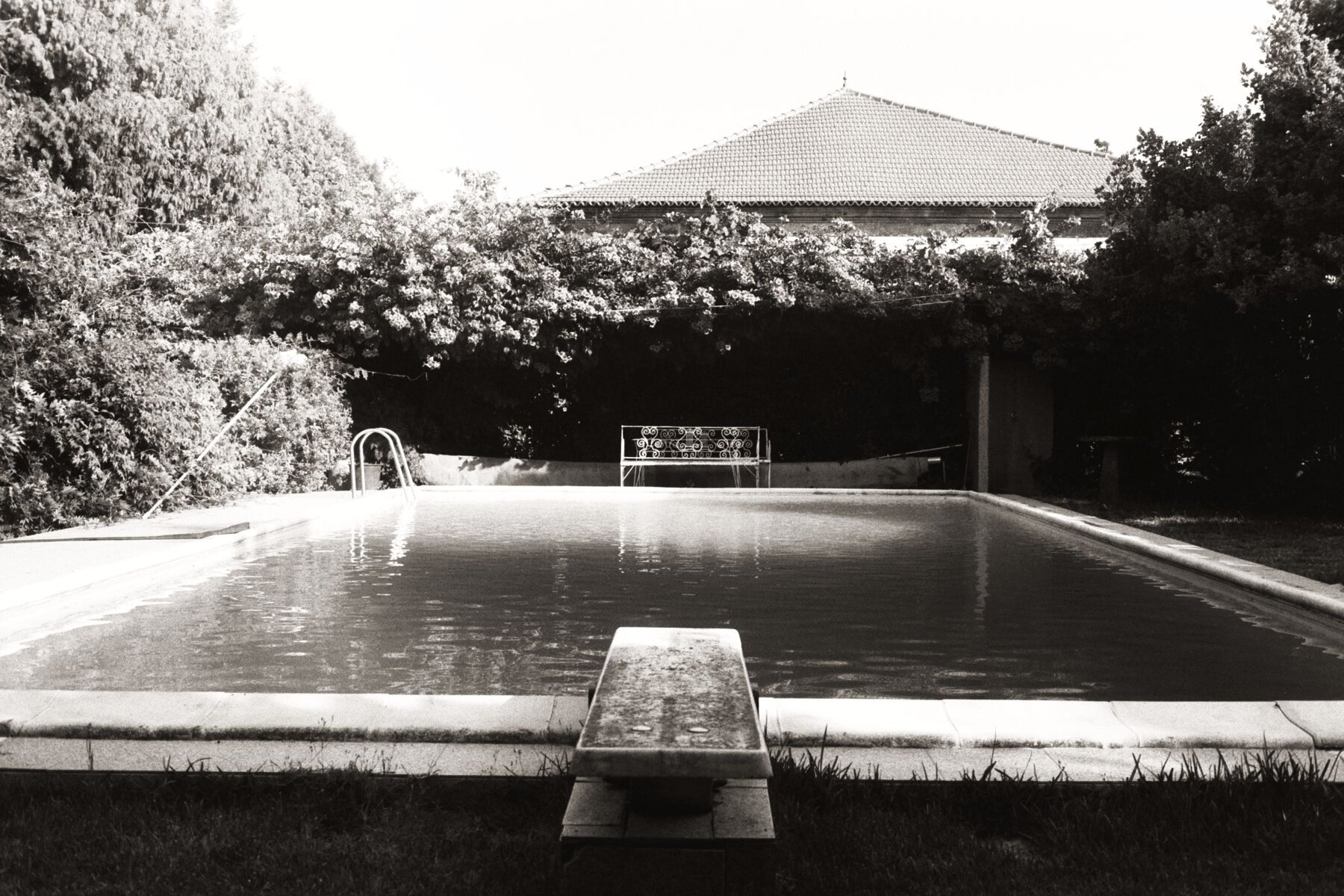 Empty pool, archway behind